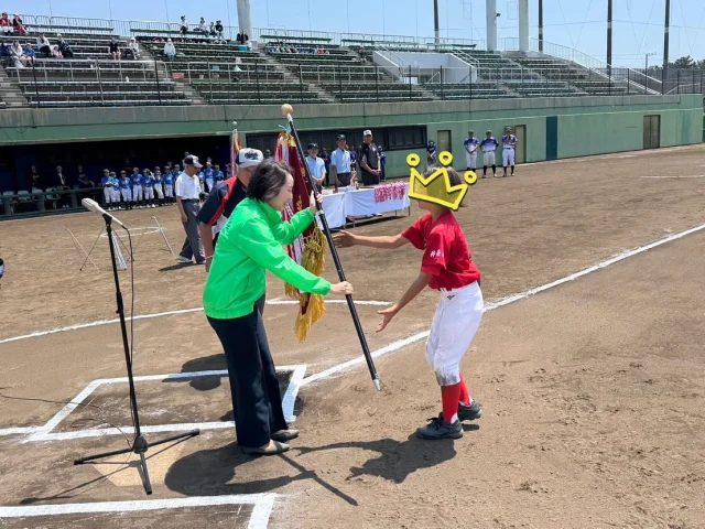 こどもの日🎏
茅ヶ崎市少年野球大会で優勝旗を授与させていただきました🚩
決勝戦では、子ども達の活躍を楽しく観戦⚾️✨

茅ヶ崎グリーンライオンズでは、青少年育成事業にも力を入れています👦
スポーツを頑張っている子ども達が、練習の成果を発揮できる大会の場を作り、盛り上げて行く一助となれるよう協賛を続けています🦁
https://chigasaki-green-lc.com/

#ライオンズクラブ
#茅ヶ崎グリーンライオンズクラブ
#少年野球

#ソーシャルワーカー
#福祉のプロフェッショナル
#人と福祉と地域をつなぐ
#神奈川県議会 #茅ヶ崎市
#県政にチャレンジ　#平野みぎわ